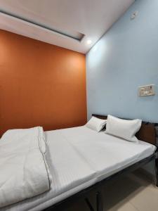 Ένα ή περισσότερα κρεβάτια σε δωμάτιο στο Gauri Shankar Home Stay +3 φωτογραφίες