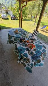 una mesa con platos de comida en ella con un tenedor en Vila MM Boračko jezero, en Konjic