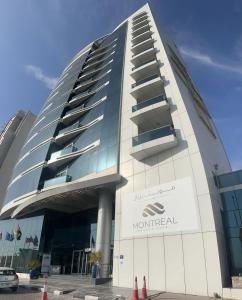 un edificio con un cartello sul lato di Montreal Barsha Hotel a Dubai