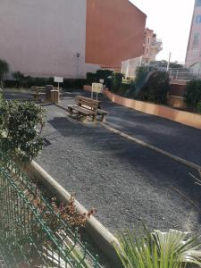 einen Park mit Bänken an der Straßenseite in der Unterkunft Bel Appartement cap dagde in Cap d'Agde