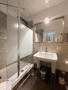 y baño con lavabo y ducha. en Popolo Dream Suites - Luxury Rooms, en Roma