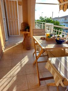 een balkon met een tafel en stoelen op een terras bij Apartment with sea view, La Mata in Torrevieja