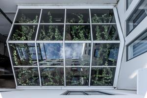 une fenêtre avec vue sur un bâtiment dans l'établissement Hotel Von, à Reykjavik