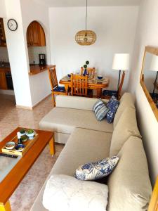 een woonkamer met een bank en een tafel bij Apartment with sea view, La Mata in Torrevieja