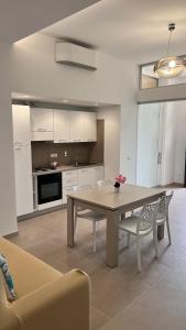 a kitchen and dining room with a table and chairs at Case vacanze Cappero e Malvasia in Canneto