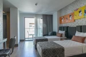 ein Hotelzimmer mit 2 Betten und einem Balkon in der Unterkunft Laren Sea Side Hotel Spa in Antalya