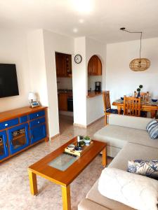 een woonkamer met een bank en een tafel bij Apartment with sea view, La Mata in Torrevieja +31 foto's