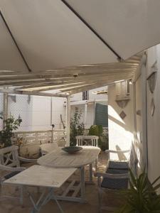 比納羅斯的住宿－Trinidad，遮阳篷下带桌椅的天井