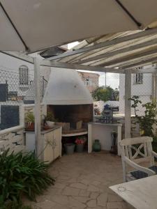 a patio with an outdoor kitchen with a grill at Trinidad in Vinarós