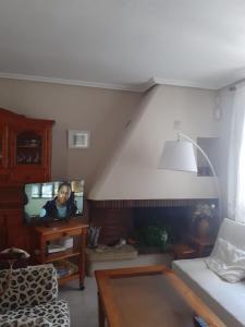 a living room with a couch and a tv at Trinidad in Vinarós
