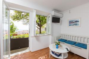 una sala de estar con un sofá y una mesa en Blue Lagune, en Dubrovnik