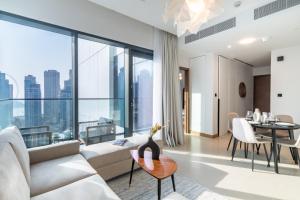 uma sala de estar com um sofá e uma mesa em Welcome Home Apartments - VIDA Marina - Full Marina view - High Floor no Dubai
