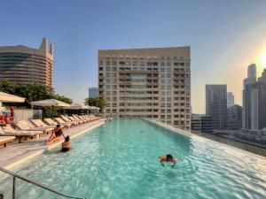 ドバイにあるWelcome Home Apartments - VIDA Marina - Full Marina view - High Floorの水中の人々が集まる建物の上のプール
