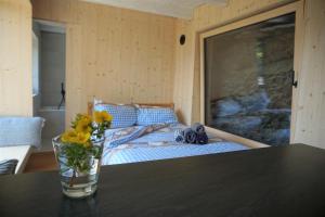 Ένα ή περισσότερα κρεβάτια σε δωμάτιο στο HERZLI-CHALET über dem Rheintal mit Schlossblick