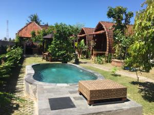 a swimming pool in the yard of a house at Kubu Pering in Keramas