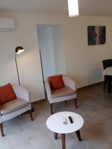 a waiting room with two chairs and a table at Departamento Leguizamón in Godoy Cruz