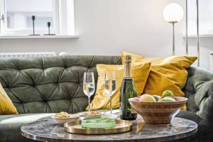 uma mesa com uma garrafa de champanhe e uma taça de comida em The Modern Breakaway in Aarhus em Aarhus