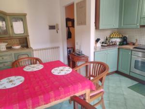eine Küche mit einem Tisch und einem roten Tischtuch darauf in der Unterkunft la casa di Aldo in Perugia