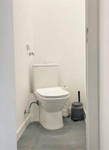 La salle de bains est pourvue de toilettes blanches. dans l'établissement SJ2E Heart of Baixa NEW AIR CONDITIONING Spacious and Lovely, à Lisbonne
