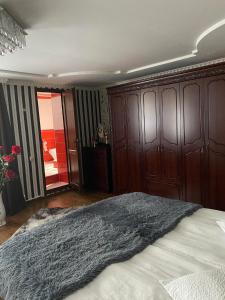 Rúm í herbergi á Guest House Misho