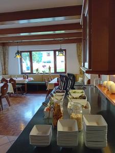 een keuken met een tafel met borden met eten erop bij Landhotel Steindlwirt in Dorfgastein