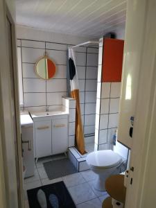 ein kleines Bad mit einem Waschbecken und einem WC in der Unterkunft Appartement, port de Binic in Binic