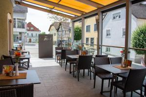 une terrasse d'un restaurant avec des tables et des chaises dans l'établissement Hotel Fürst, à Unterweissenbach