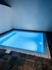 - une grande piscine bleue dans une chambre dans l'établissement Azure 4 Bedrooms Haven Retreat: Where Tranquility Meets Turquoise Waters, Flic en Flac Mauritius, à Flic-en-Flac