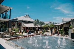 une fontaine en face d'un centre commercial dans l'établissement Azure 4 Bedrooms Haven Retreat: Where Tranquility Meets Turquoise Waters, Flic en Flac Mauritius, à Flic-en-Flac