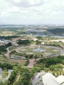 una vista aérea de un parque con muchos coches en C1108 Almas Suites Muji Studio100mbpsNetflix STAY, en Nusajaya