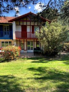 a house with a green lawn in front of it at cottage « maison du golf » à Moliets in Moliets-et-Maa