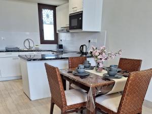 Kuchyň nebo kuchyňský kout v ubytování Hawana Salalah Lake View Villa 22