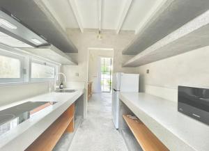 Η κουζίνα ή μικρή κουζίνα στο Villa Sonder 1, Stylish 1 BR loft with private pool