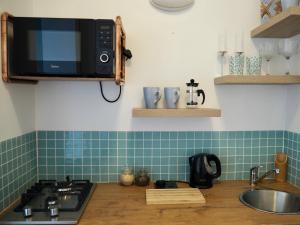 Kuchyň nebo kuchyňský kout v ubytování African Breeze Guesthouse
