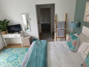 Postel nebo postele na pokoji v ubytování African Breeze Guesthouse