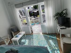 TV a/nebo společenská místnost v ubytování African Breeze Guesthouse