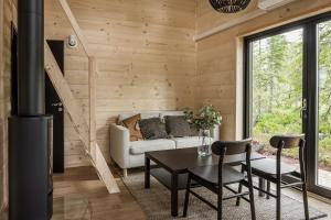 uma sala de estar com um sofá e uma mesa em Mysig liten stuga perfekt för par eller liten familj em Sälen