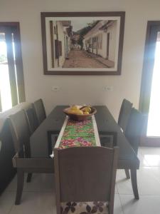 - une table à manger avec un bol de fruits dans l'établissement Maison de plage à Santo Antonio, à Santa Cruz Cabrália