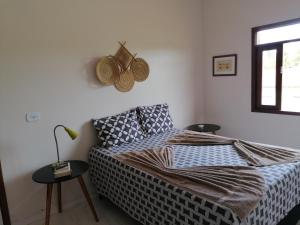 เตียงในห้องที่ Maison de plage à Santo Antonio