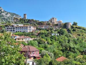 un groupe de maisons au sommet d'une colline dans l'établissement Ergi's Host Apartment, à Krujë