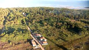 une vue aérienne d'une maison au milieu d'une forêt dans l'établissement Maison de plage à Santo Antonio, à Santa Cruz Cabrália 32 autres photos