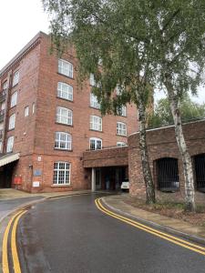 ヨークにある48 Cocoa Suites, York City Centreのレンガ造りの建物前の空き道