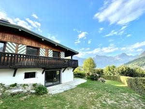 サン・ジェルヴェ・レ・バンにあるChalet familial Saint-Gervaisの山の景色を望む家