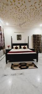 um quarto com uma cama e um tecto com flores em Colonels Homestay em Udaipur