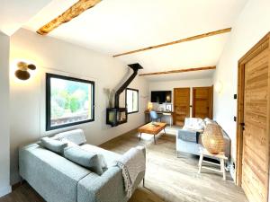 uma sala de estar com dois sofás e uma mesa em Chalet familial Saint-Gervais em Saint-Gervais-les-Bains