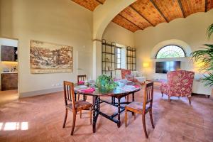ein Esszimmer mit Tisch und Stühlen in der Unterkunft Casa Lionardo by PosarelliVillas in Vinci