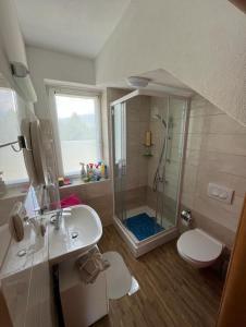 een badkamer met een douche, een wastafel en een toilet bij Villa Stupar 