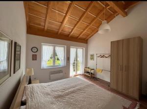 een slaapkamer met een groot bed en een houten plafond bij Villa Stupar 