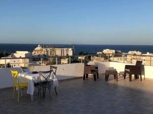 a table and chairs on the roof of a building at maison d'hôte familiale للعائلات فقط in Sousse
