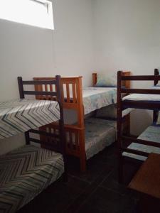 a room with two bunk beds in a room at Pousada Santana in Cachoeira Paulista